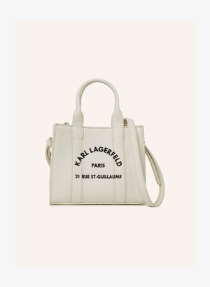 Kleine off-white Lederhandtasche mit zwei Griffen und langem Riemen, vorne mit schwarzem Text "KARL LAGERFELD PARIS 21 RUE ST-GUILLAUME" versehen.
