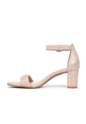 Sandalo con tacco rosa con finitura testurizzata, punta aperta, cinturino alla caviglia e tacco a blocco. Presenta elementi di design minimalisti e un effetto scintillante.