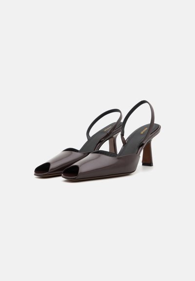 Åbne slingback hæle i mørk burgunder patentlæder, med en bred rem, spidse tæer og 5 cm blokhæle.
