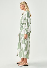 ST MRLO BIRMINGHAM - Dnevna haljina - sage geo print