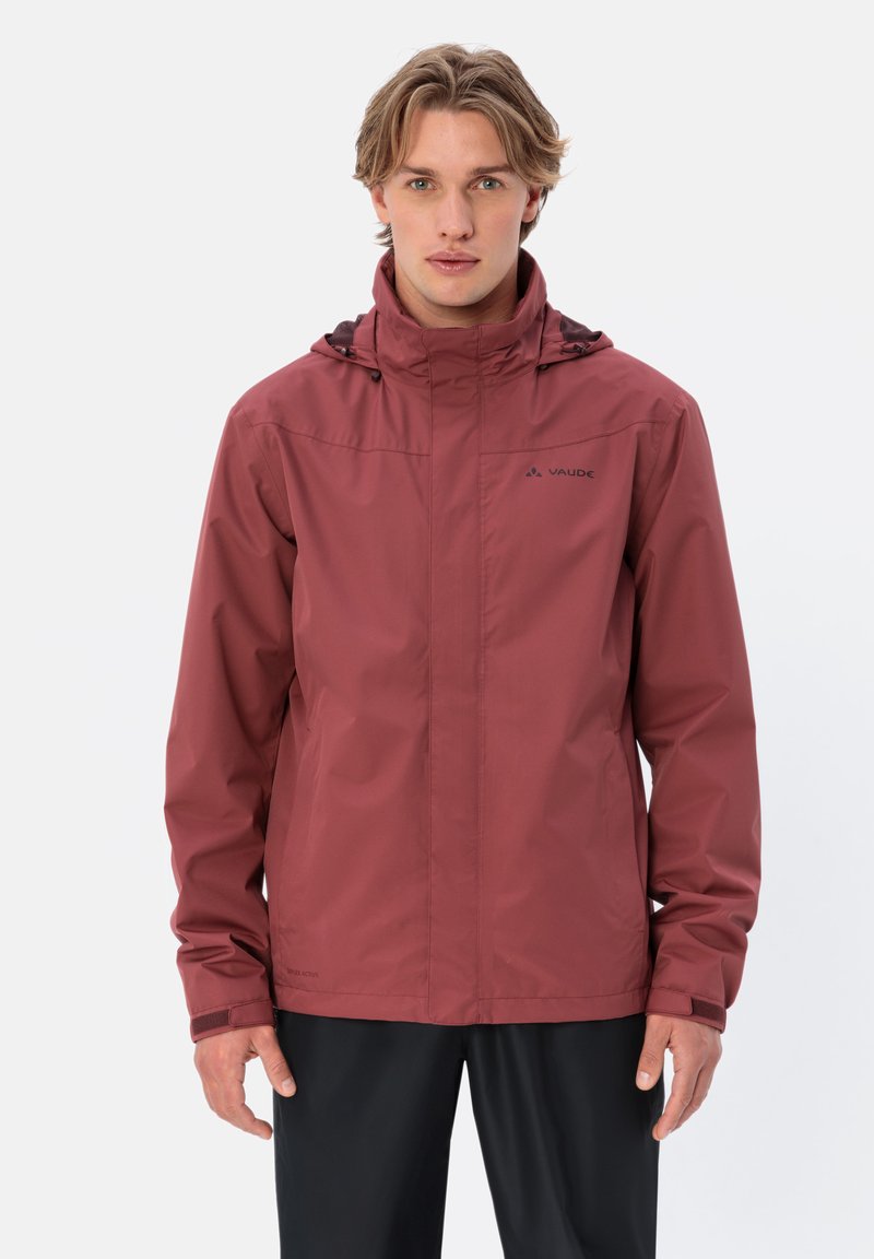 Giacca impermeabile bordeaux con cappuccio, cordino regolabile e logo nero sul petto. Texture liscia e polsini elasticizzati per una vestibilità ottimale.