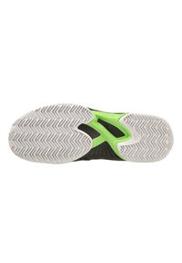 Sole di scarpe sportive nere con un motivo a spina di pesce bianco, accentuato da una sezione in gomma verde. Presenta una superficie testurizzata per una migliore aderenza.