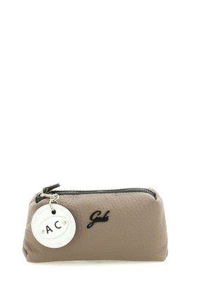 Piccola pochette in pelle taupe con zip, logo nero e portachiavi rotondo bianco con targhetta AC attaccata al cursore della zip.