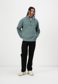 Oakley NEW RETRO SWEATER - Vesta - faded denim