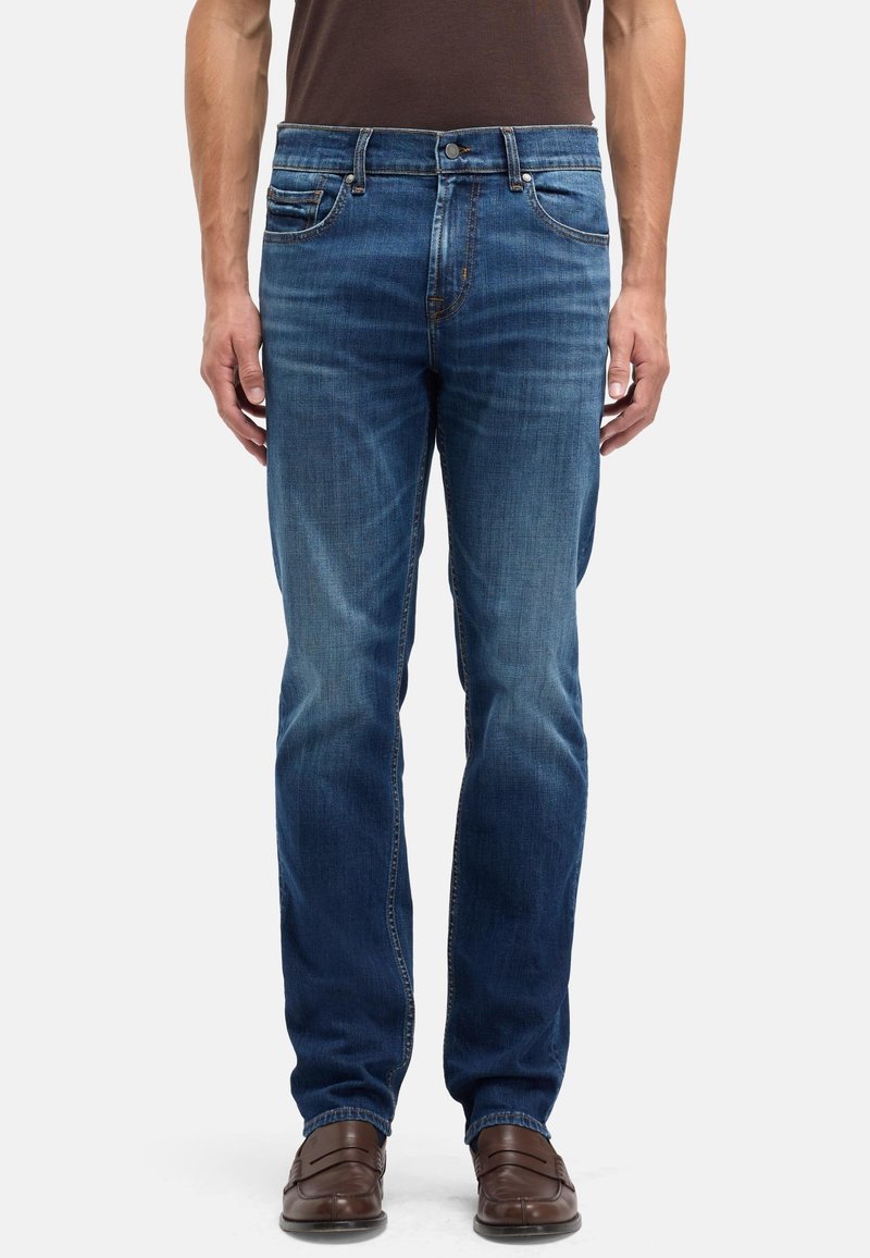 Męskie niebieskie dżinsy w średnim odcieniu, wykonane z denimu, o prostym kroju nogawek, z pięcioma kieszeniami i subtelnym przetarciem.