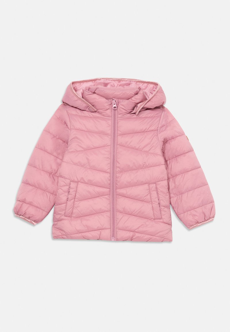 Veste d'enfant matelassée rose clair avec capuche, fermeture éclair avant, manches longues et deux poches avant sur fond blanc.