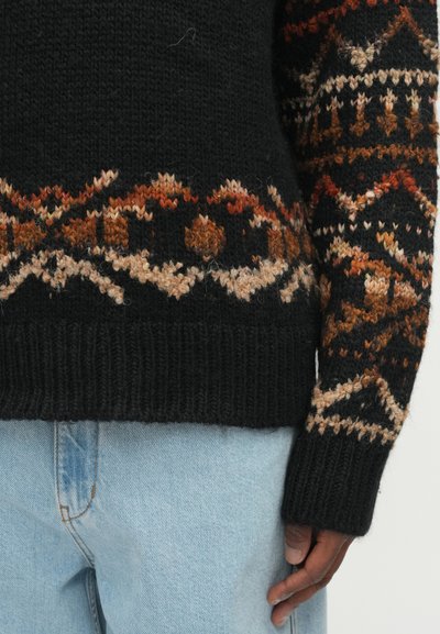 Fekete kötött pulóver bonyolult, színes mintával, narancssárga, bézs és barna részletekkel. Bordás mandzsetták és szegély.