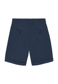 Pantalones cortos de algodón azul marino con corte recto, dobladillo doblado y dos bolsillos traseros con botones. Textura limpia y suave sin patrones visibles.