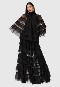 Sort lagdelt maxikjole lavet af gennemsigtig stof, med rynkede lag og et åbent kappedesign. Inkluderer en høj krave og lange ærmer.