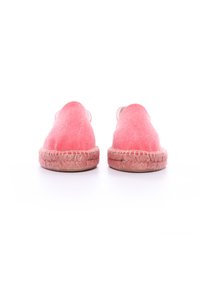 Espadrillas rosa con suola in juta intrecciata, punta rotonda e tomaia in tessuto morbido. Design con tallone chiuso e minimalismo negli accenti e nella texture.