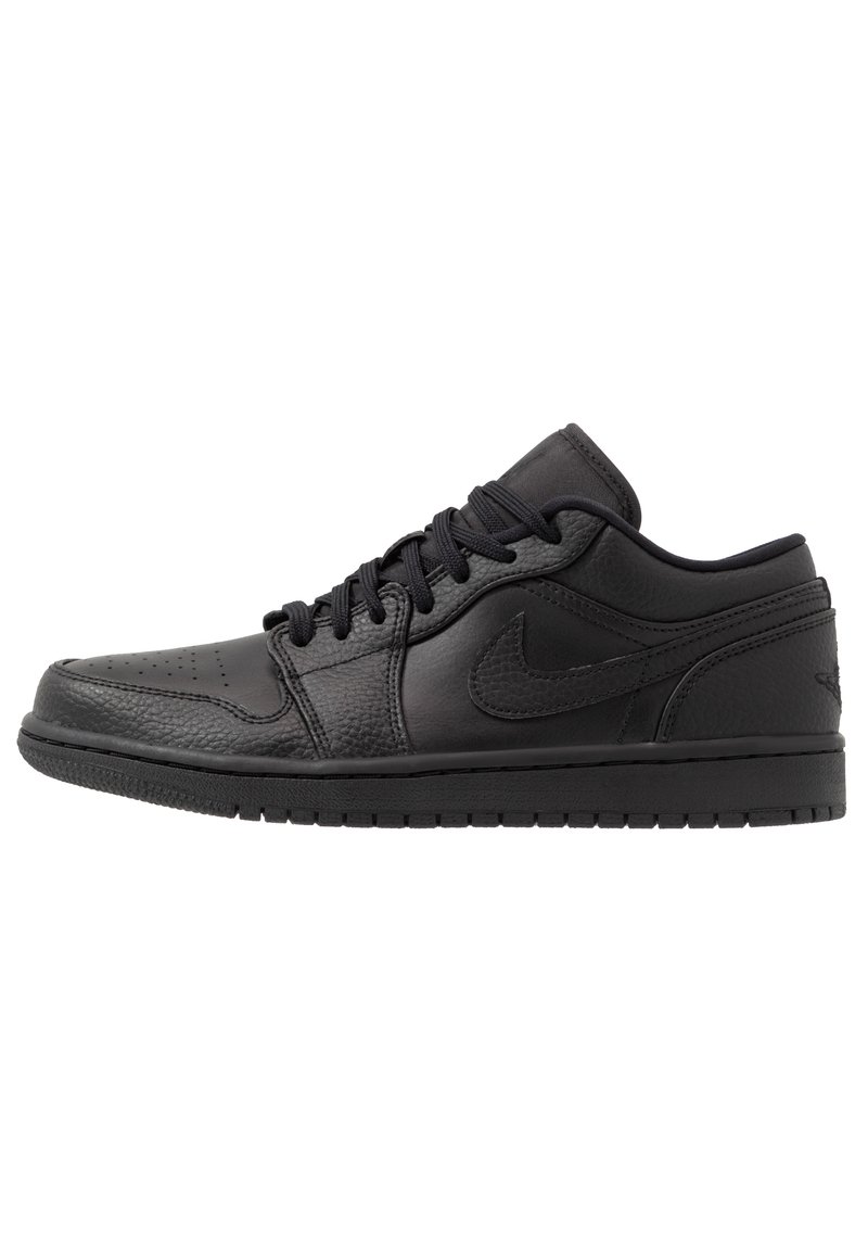 Schwarze Ledersneaker mit strukturierter Oberfläche, runder Zehenpartie, flachen Schnürsenkeln und Gummisohle. Verfügt über ein dezentes Logo-Detail an der Seite.