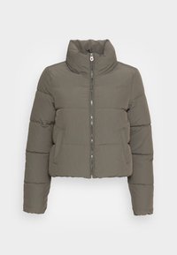 Oliwkowo-zielona puchowa kurtka, krótki fason, przednie zapięcie na zamek, wysoki kołnierz oraz dwie boczne kieszenie z delikatną pikowaną fakturą.