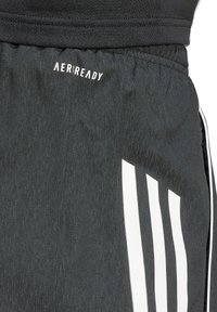 Pantaloncini sportivi neri con finitura texturizzata, con il marchio AEROREADY bianco e tre strisce verticali bianche su un lato.