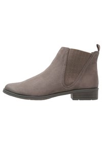 Grauer Wildleder-Ankle-Boot mit elastischen Seitenteilen im Fischgrätmuster, runder Zehenpartie und niedrigem, gestapeltem Absatz.