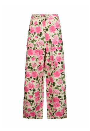Pantalones de pierna ancha con grandes bolsillos frontales, con un estampado floral rosa y verde sobre un fondo crema.