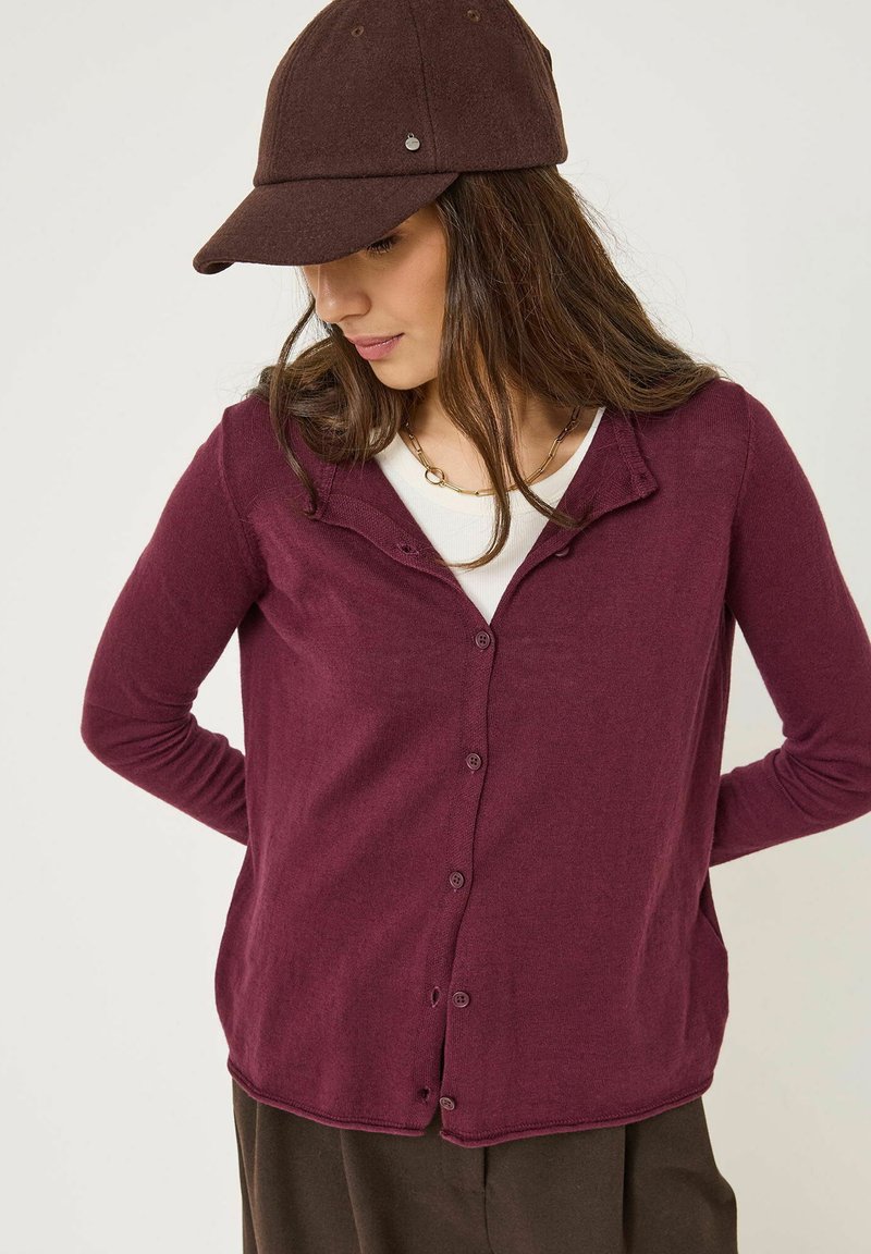 Cardigan bourgogne en matériau doux, avec un design à col, des manches longues et des fermetures à boutons sur le devant.