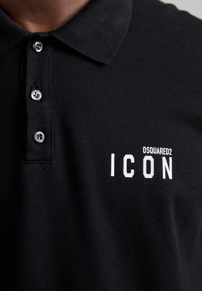 Schwarzes Poloshirt aus strukturiertem Stoff mit einer Drei-Knopf-Leiste und dem weißen Aufdruck "DSQUARED2 ICON" auf der linken Seite.