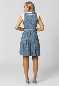 Blau gemustertes Kleid mit tailliertem Oberteil und plissiertem Rock, ausgestattet mit weißen Rüschenschultern und einem hellblauen Taillenbund.