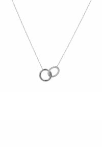 Collana d'argento con due cerchi intrecciati; uno lucido, l'altro decorato con piccole pietre trasparenti. Design della catena delicato.