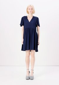 Abito blu navy con scollo a V, maniche corte a volant e gonna fluida, realizzato in tessuto morbido e leggero.