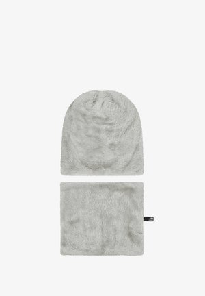 Grijze nep-bont beanie met bijpassende nekwarmer. Zachte textuur, afgeronde bovenkant en rechthoekige vorm. Versterkte naden zichtbaar.