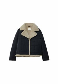 Puffjacka i mörk marinblått med en beiga, faux fur-krage. Kviltad design, kort längd, framstängning och sidofickor med dragkedja.