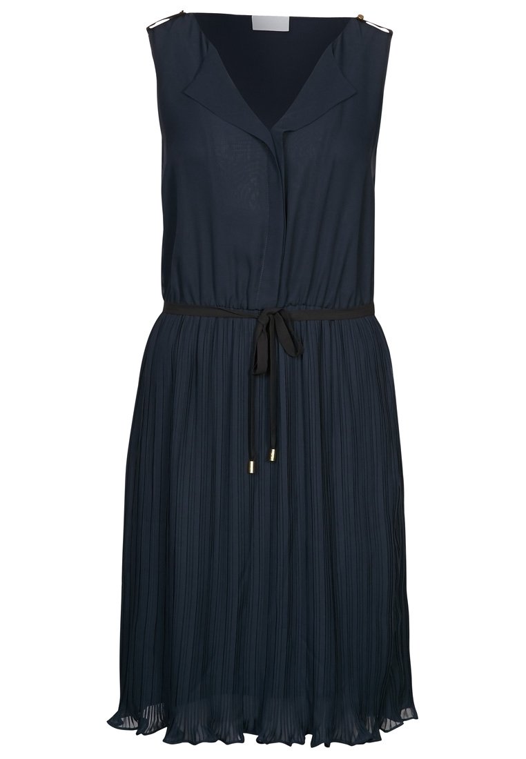 Abito senza maniche blu navy con colletto a copertura, gonna plissettata e finitura testurizzata; presenta una vita legata con accenti in tonalità oro.