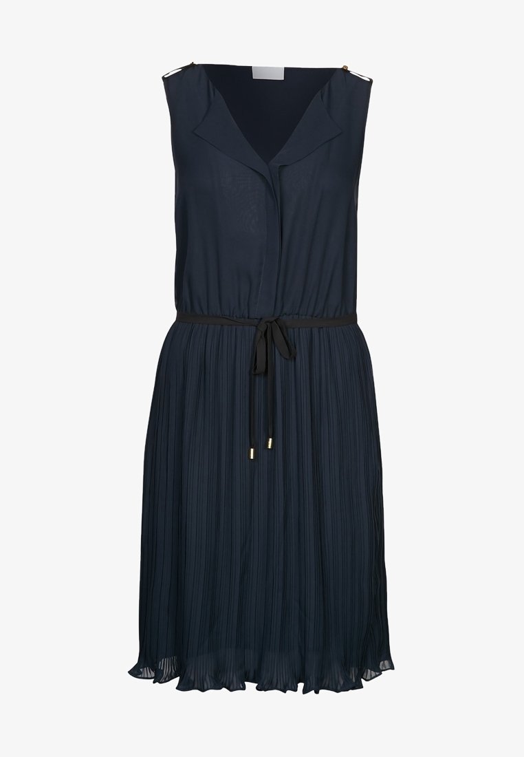 Abito senza maniche blu navy con colletto a copertura, gonna plissettata e finitura testurizzata; presenta una vita legata con accenti in tonalità oro.