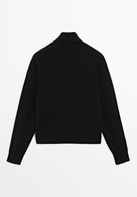 Pull noir à col roulé à manches longues, posé à plat avec col, poignets et ourlet côtelés, montré de dos sur fond blanc.