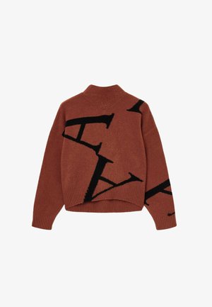 Suéter de color óxido con cuello alto, adornado con un patrón de letras negras. La tela es suave y el diseño tiene un ajuste corto y relajado.