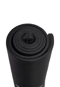 Esterilla de yoga, enrollada, negra, con superficie texturizada con estrías horizontales, material de espuma duradera, con un lazo central de tela para almacenamiento.