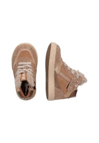 Beige High-Top-Sneaker aus durchbrochenem Wildleder, mit strukturierten Akzenten, weißen Schnürsenkeln und Kunstfellfutter, einer Gummisohle und silbernen Details.