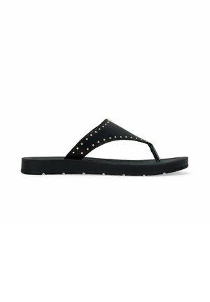 Chanclas negras con una tira texturizada adornada con tachuelas doradas, una plantilla suave y una suela de goma flexible.