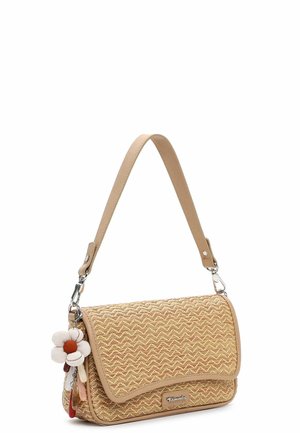 Lille rektangulær beige vævet håndtaske med en enkelt skulderrem og en blomsterformet nøglering hængende på den ene side.