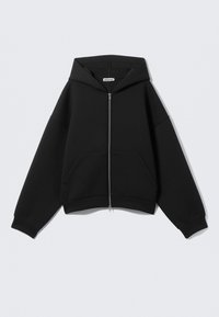 Svart kort hoodie tillverkad av mjukt tyg, med full dragkedja, stora framfickor och huva med snöre i en avslappnad passform.