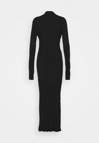 Robe noire à manches longues côtelées avec un col haut, une silhouette ajustée et un ourlet longueur cheville. Matière tricotée texturée avec un minimum de détails.