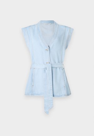 Gilet en denim bleu clair à manches courtes, col en V, deux boutons et ceinture à la taille. Présente des coutures contrastées et une silhouette évasée.