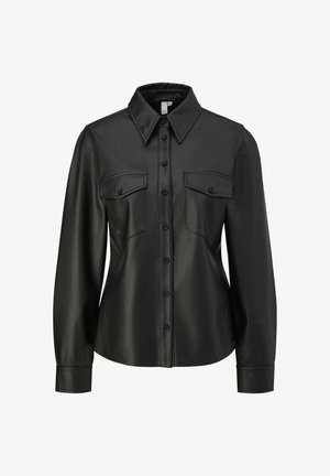 Schwarzes langärmliges Hemd aus Kunstleder mit Kragen, knöpfbarer Vorderseite und zwei knöpfbaren Brusttaschen.