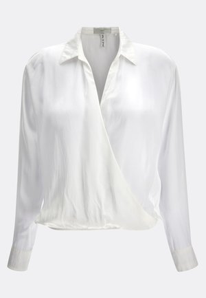 Hvid indpakningsbluse med krave, lange ærmer og en glat, skinnende struktur. Har en løs pasform og samlet kant for form.