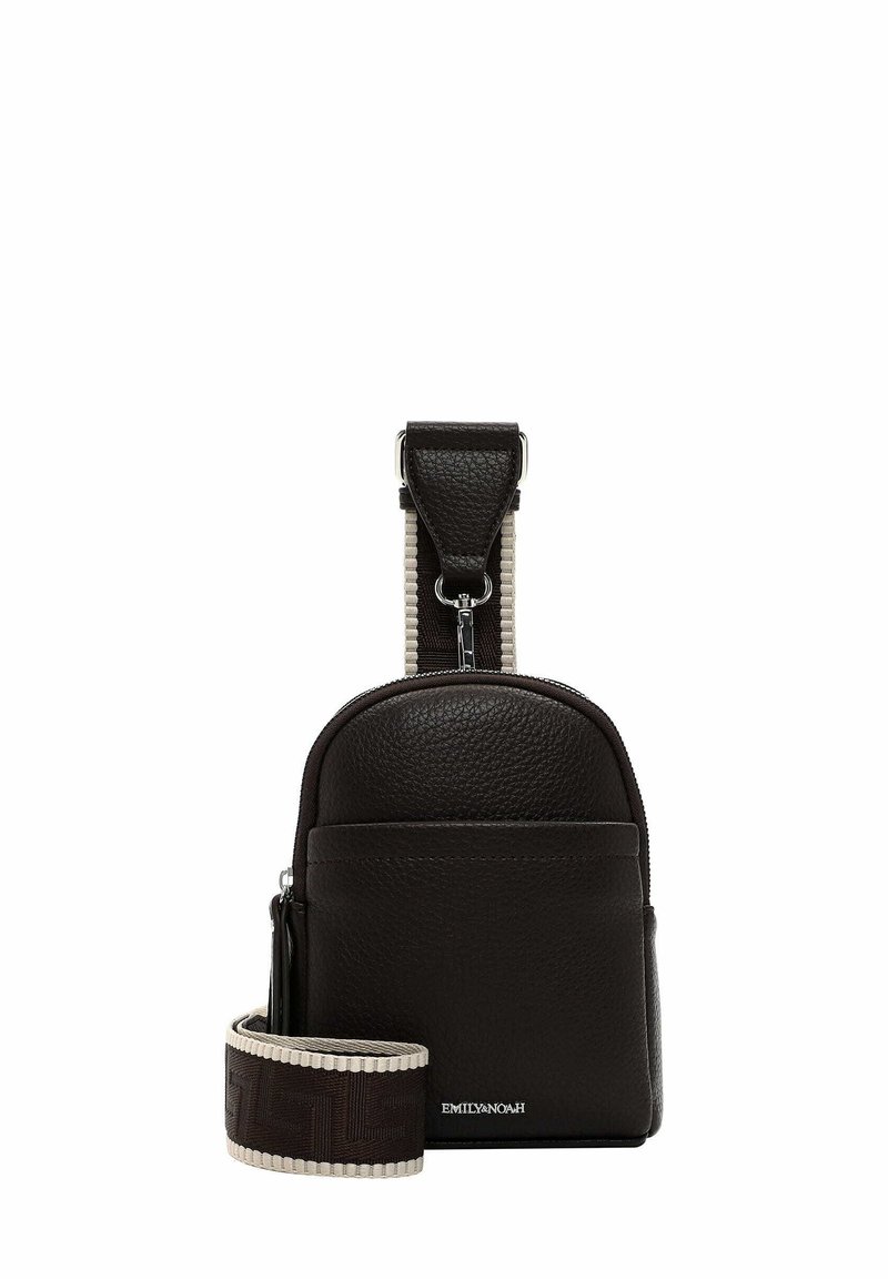 Borsa a tracolla in pelle nera con una tasca frontale a rilievo, cinturino regolabile con un motivo geometrico e dettagli in metallo argentato.