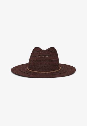 Cappello da sole marrone a tesa larga, intrecciato con texture a strati e una sottile fascia attorcigliata alla base della corona.