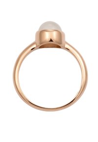 Roséguld ring med en slät, vit rund sten ovanpå ett enkelt band. Designen är minimalistisk med en polerad yta.