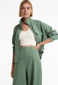 OYSHO PIQUÉ WITH COTTON AND POCKETS - Lehká bunda - green