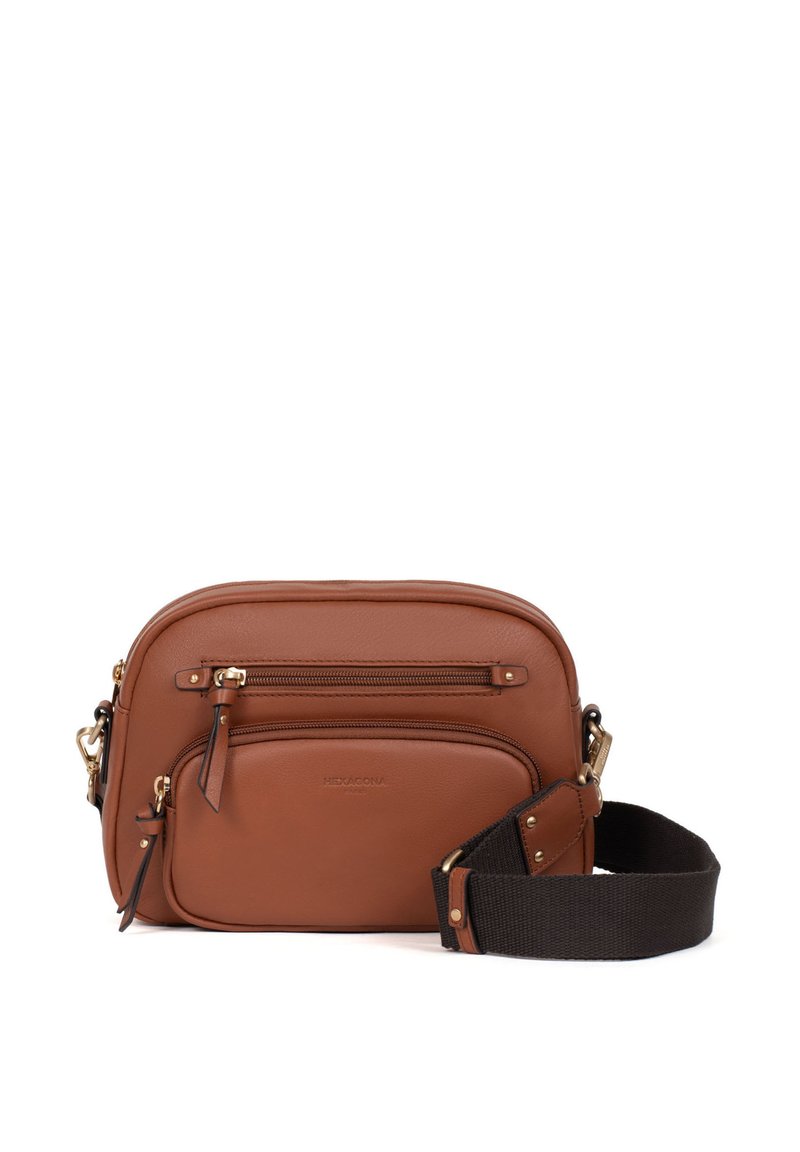 Borsa a tracolla in pelle marrone con una tasca frontale con zip e tracolla nera regolabile. Presenta una texture liscia e dettagli in hardware dorato.