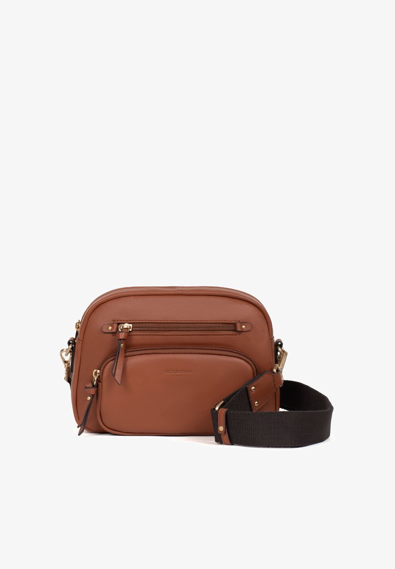 Borsa a tracolla in pelle marrone con una tasca frontale con zip e tracolla nera regolabile. Presenta una texture liscia e dettagli in hardware dorato.