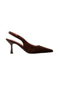 Chaussure slingback à bout pointu en daim marron avec un talon fin de hauteur moyenne et une bride élastique à l'arrière.