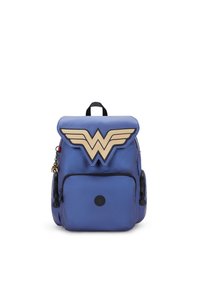 Blå ryggsäck i mjukt material med en stor guld Wonder Woman-logotyp, två fickor med dragkedja och ett handtag på toppen.