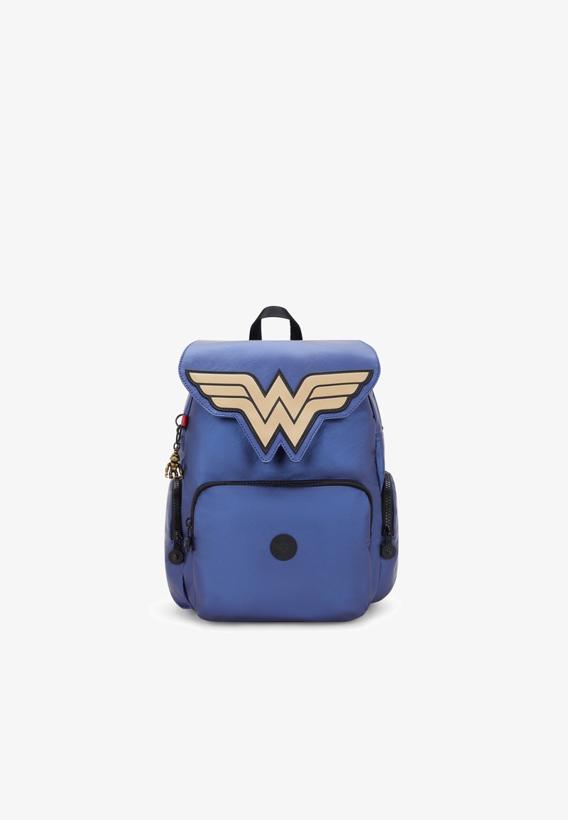 Modrý batoh vyrobený z hladkého materiálu, s velkým zlatým logem Wonder Woman, dvěma zipovými kapsami a uchem na vrchu.