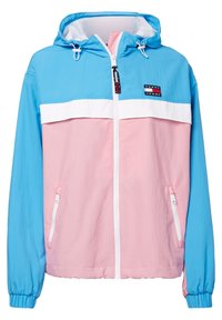 Farveblokeret vindjakke i blå, pink og hvid. Har lynlås foran, justerbar hætte og elastiske manchetter. Viser mærkelogo.