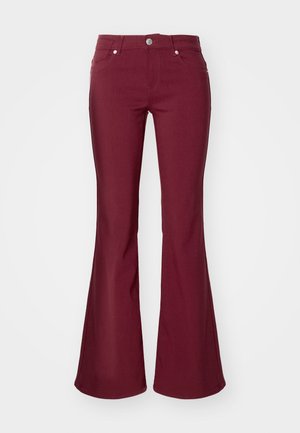 Burgundske zvonaste kavbojke z gladko teksturo, petimi žepi in gumbom za zapiranje v pasu. Imajo oprijet pas in široke noge.